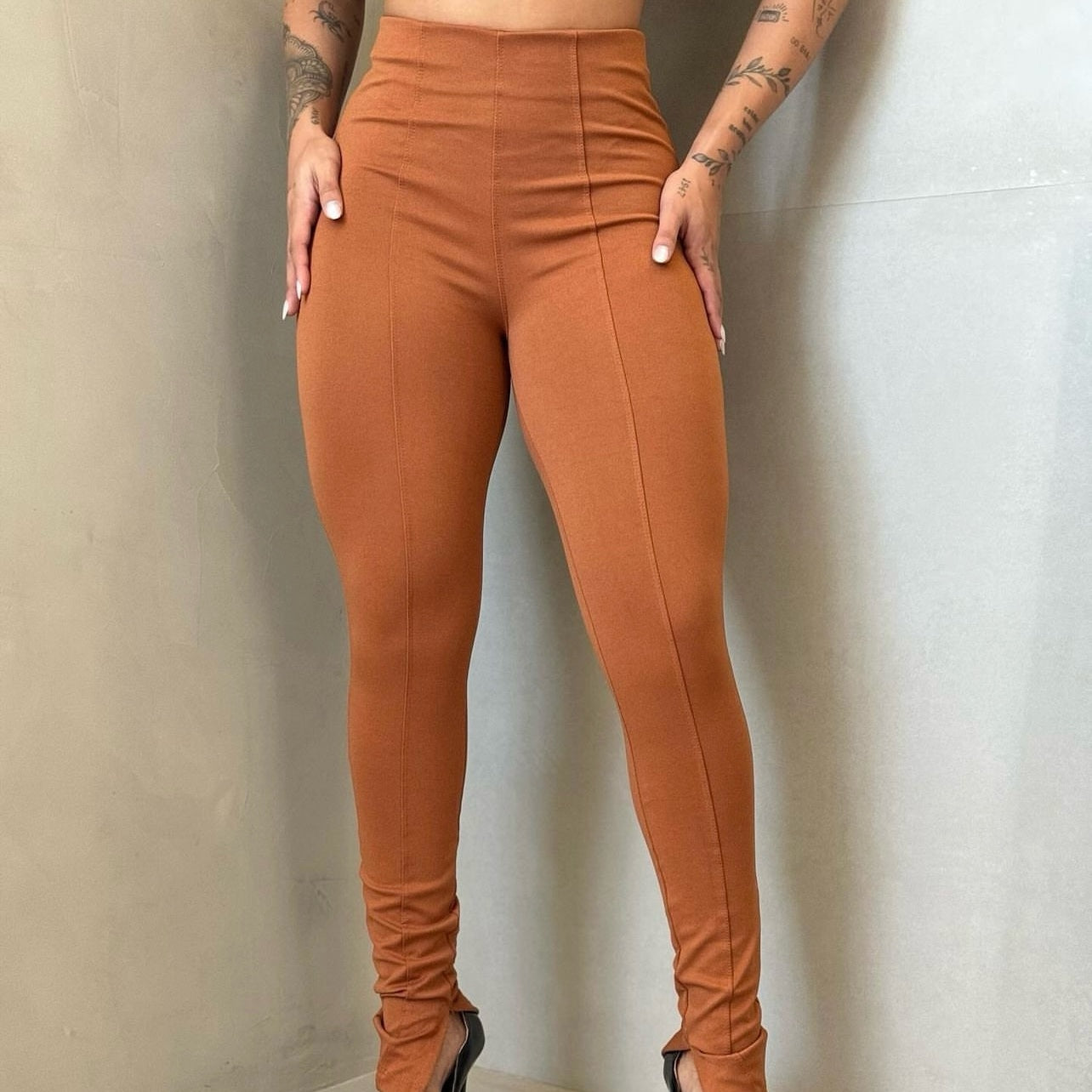 Calça Zara cor caramelo cos-alto